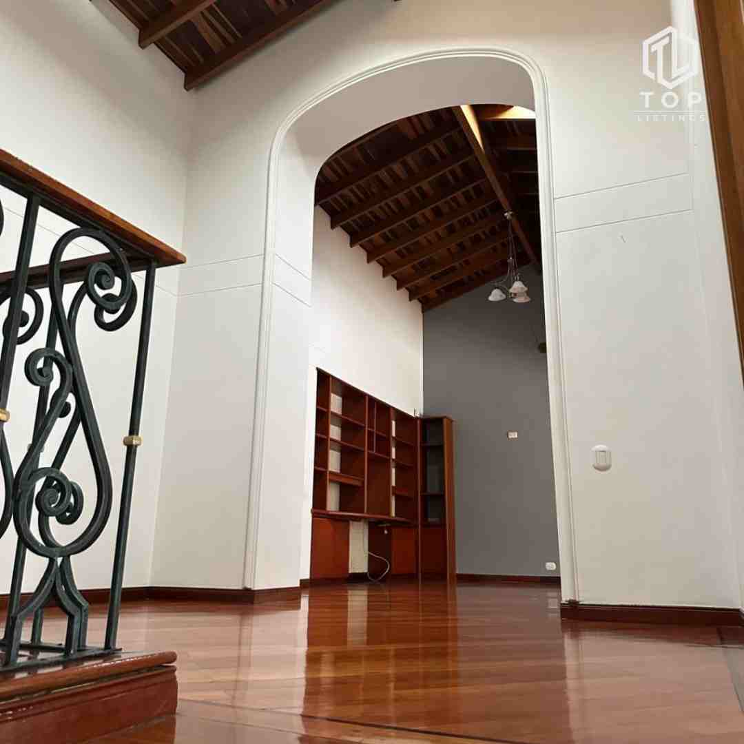 Huge and well located 2 floor house for sale (In Viscaya - close to Provenza)