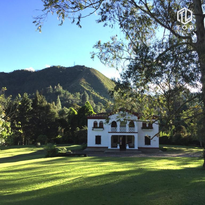 Huge lote with a vintage house for sale, located in the exclusive area (El Retiro - Close to Medellin)